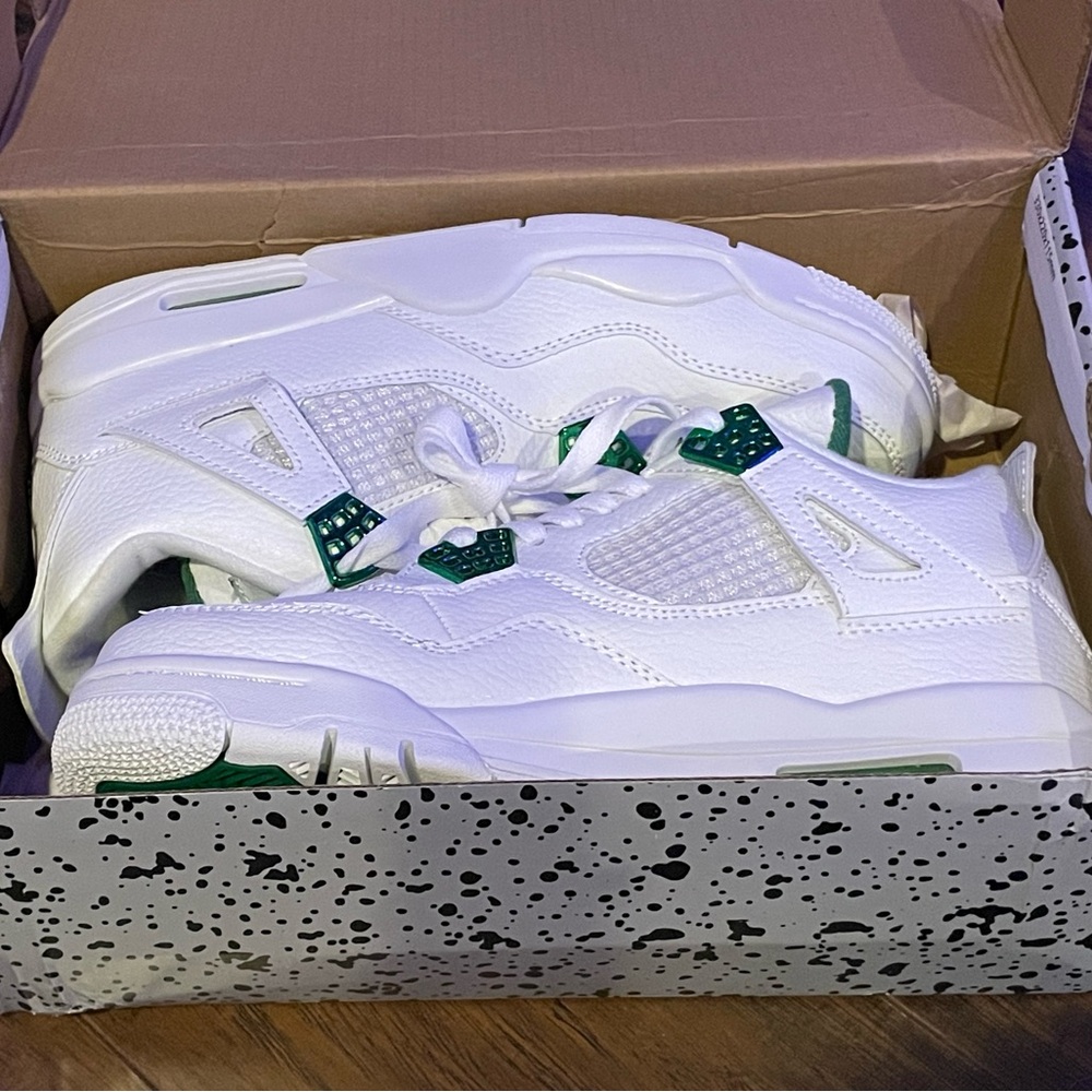 Metallic green and white men's
Jordan 4s Nikes size 8